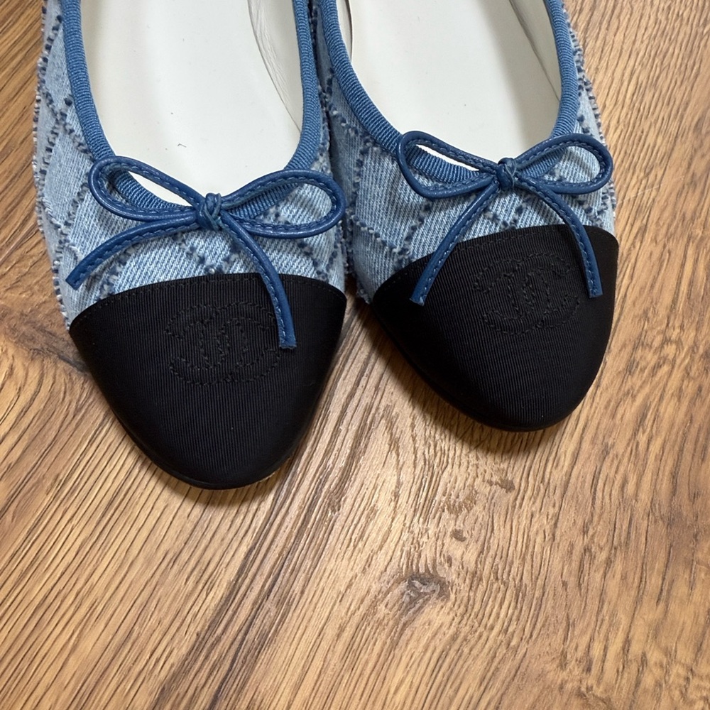 CHANEL Women's Elegant Blue and Black Flats - Picture 5 of 7